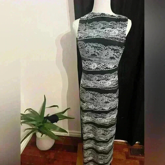 Lace  pattern dress - Picture 4 of 8